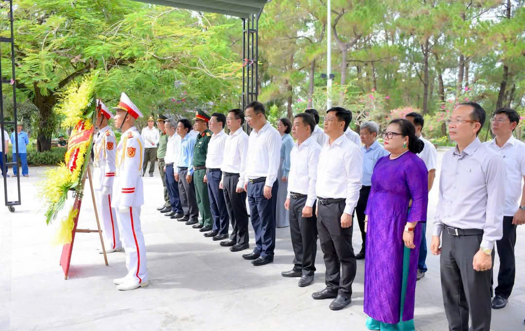Tháng Bảy - Ba lần trở về Trường Sơn và một lời hứa với những người đã nằm lại - 1