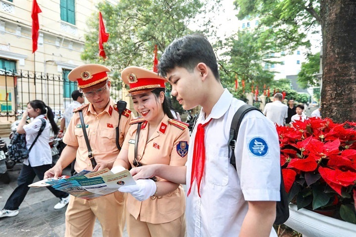 Thiếu tá Đoàn Ngọc Huyền tuyên truyền kiến thức pháp luật về trật tự, an toàn giao thông cho học sinh. Ảnh NVCC.