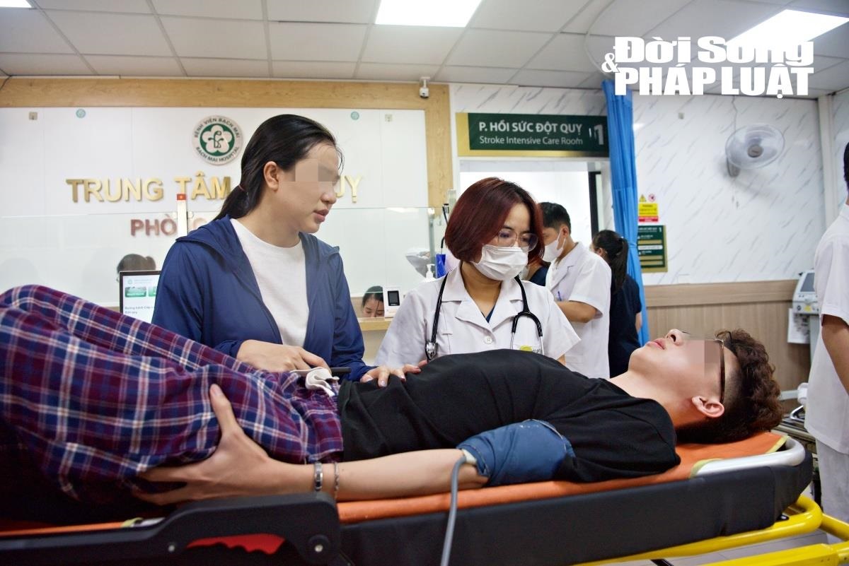 Bác sĩ khẩn trương đánh giá tình trạng, phối hợp chuyên môn và đưa ra hướng xử trí phù hợp. Ảnh: Lê Liên