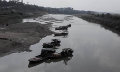 Quyết liệt xử lí thực trạng tập kết cát, sỏi trái phép tại chân cầu Rõi