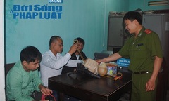 Nhà báo vận động nhiều công dân giao nộp pháo nổ cho công an