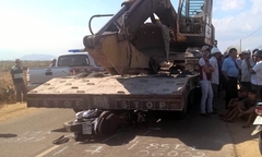 Truy tìm lái xe lùi lại cán chết học sinh rồi bỏ trốn