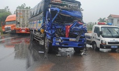 Xe khách tông nát đầu xe tải, hơn 30 người thoát nạn trong gang tấc