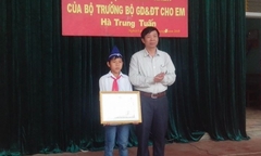Trao bằng khen của Bộ GD&ĐT cho học sinh nhặt được tiền rơi trả lại