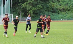 Công Phượng tập với đội dự bị giữa rừng, bị Miura  "kèm chặt "