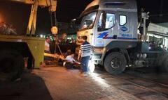 Chết máy trên đường, xe container bị tàu hỏa hất văng hàng chục mét