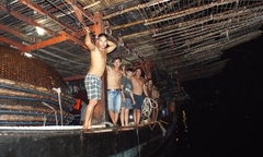 Lai dắt thành công tàu cá hỏng máy ở Trường Sa cùng 38 ngư dân