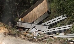 Ô tô chở thiết bị công trình lao vực, 4 người bị thương