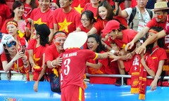  "Buông áo anh ra...hỡi nàng ơi...buông áo anh ra... "