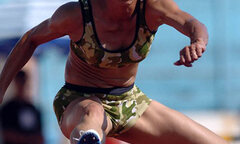 Chồng mất, con tự kỷ, nữ hoàng điền kinh lại bị tai nạn nằm liệt giường