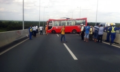 Ôtô tuột dốc đâm liên hoàn trên cao tốc, 13 người bị thương