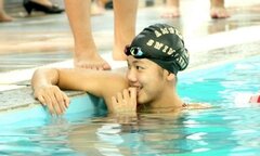 Ánh Viên trình diễn tuyệt kỹ bơi ngửa để chai nước trên trán