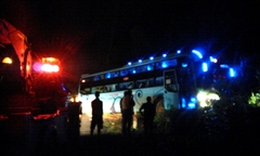 Tránh xe tải, xe giường nằm 46 lao qua vực trên đèo Chuối