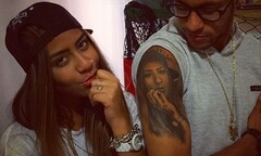 Thủ môn Arsenal dắt hổ đi dạo, Van Persie câu cá mập