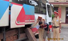 Phát hiện xe ô tô khách vận chuyển 51 thanh gỗ không rõ nguồn gốc