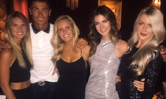 Nhặt điện thoại bị rơi, Ronaldo khiến người đẹp xúc động