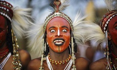 Bộ tộc kỳ lạ nơi đàn ông mặc váy đi cướp vợ và thi sắc đẹp