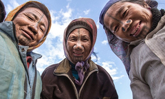 Bộ tộc kỳ lạ cho phụ nữ nong mũi để chống bị bắt cóc