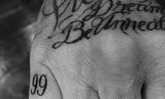 David Beckham khoe hình xăm mới “nịnh vợ”