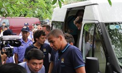 David Silva và đồng đội bị  "quây " ở làng trẻ em SOS