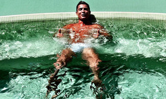 Ảnh hot của sao: Ronaldo thư giãn trong bể bơi, bồ già nhớ nhung Fabregas