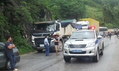 Tài xế 'đôi co' sau tai nạn, Quốc lộ 12 tắc nghẽn trong 5 giờ