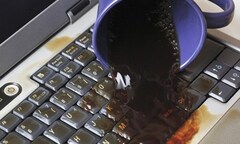 Cách xử lý khi lỡ đổ nước vào laptop