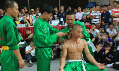 Đứng tim khi xem 8 ngọn giáo đâm vào huyệt đạo cô gái