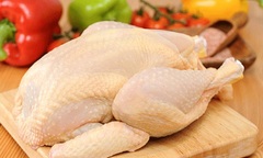 Cách dễ dàng phân biệt thịt gà Mỹ  "rẻ ngang rau muống "