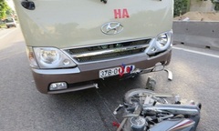 Gây tai nạn chết người, tài xế xe khách vội tìm cách che biển số