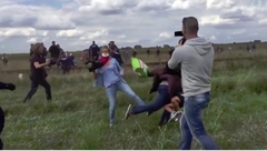 Ông bố tị nạn bị phóng viên “đốn ngã” được mời làm HLV