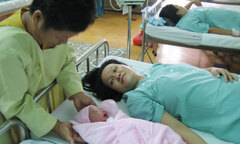 Những cặp vợ chồng chỉ sinh toàn con gái sẽ được hỗ trợ tiền