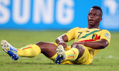 Cứu thương già làm hại cầu thủ trẻ