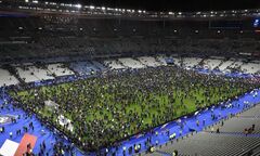 Nóng: Nổ bom, xả súng kinh hoàng bên ngoài SVĐ Stade de France, 158 người chết
