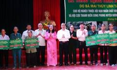 Nhà hảo tâm Mai Thùy Linh chia sẻ khó khăn với người dân nghèo Hà Tĩnh