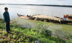  "Cát tặc " công khai nạo vét sông Thu Bồn