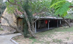 Ngôi đền lưu giữ một số pho tượng cổ bằng đá 