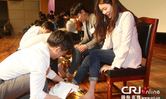 Hàn Quốc: Giảng viên rửa chân cho tân sinh viên 