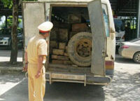 Bị phát hiện chở gỗ lậu, tài xế bỏ của chạy lấy người