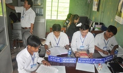 Chuyện lạ công sở: 5 cán bộ ngồi chung một bàn làm việc