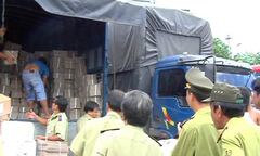 Xe tải chở gỗ lậu ngụy trang bằng vỏ thùng bia