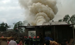 Cháy lớn ở xí nghiệp gỗ, thiệt hại hàng trăm triệu đồng