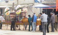 Bị chồng ly hôn, vợ trèo tường vào nhà thắt cổ tự tử