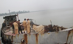 Bắt giữ tàu hết hạn đăng ký kiểm định chở đầy dầu diesel