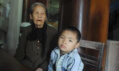 Thắt lòng cảnh 3 anh em mồ côi cha mẹ sống với bà nội 80 tuổi
