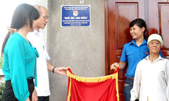 Bàn giao  "ngôi nhà một ngàn đồng " cho cựu thanh niên xung phong