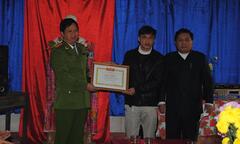 Trao thưởng cho nhà báo liên tục phá án