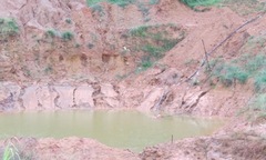 Ngang nhiên khai thác khoáng sản trái phép