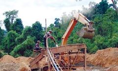 Video: Cận cảnh khai thác vàng ở Vũ Quang