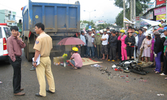 Xe tải đâm xe máy, hai phụ nữ chết thảm